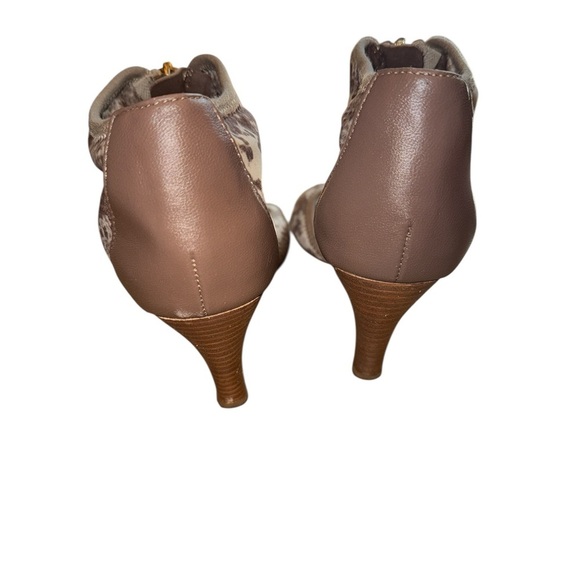 5/$25 Isola Tan and Brown Snake Print Open-Toe Heels with Zipper Front - Picture 3 of 5